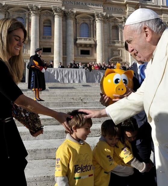 El papa Francisco con Paola Albarrán y sus hijos / Foto: Instagram