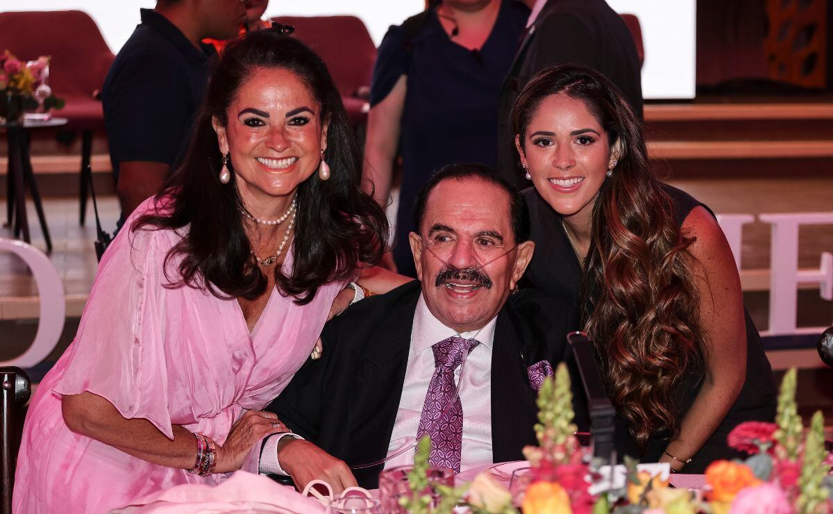 Perla Díaz de Ealy, Juan Francisco Ealy Ortiz y Perla Ealy Díaz / Foto: Esteban Torreblanca