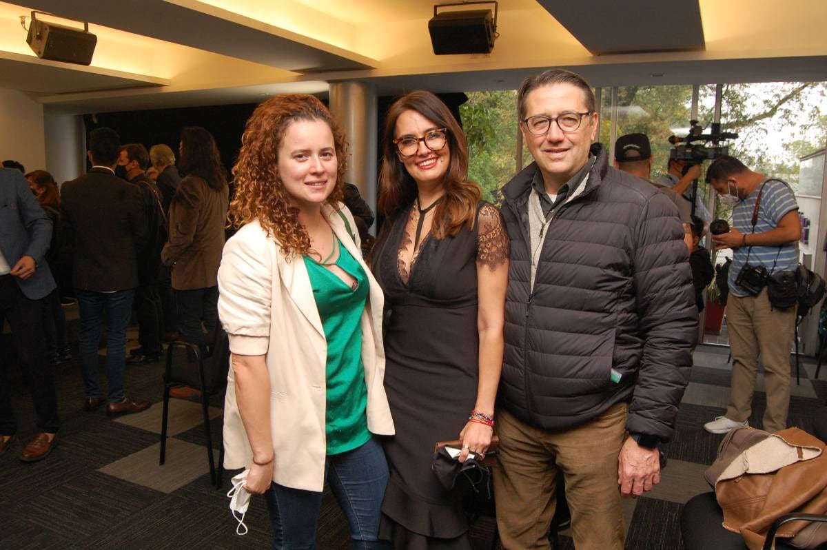 Laura Zapata presenta su libro “Pensamiento ventana” y deja entrever que fue abusada de niña