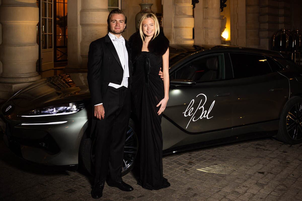 Eliza Lindroth y el conde Nicolas Guy Quirot de Poligny con el auto eléctrico, Denza. (Foto: Bestimage )