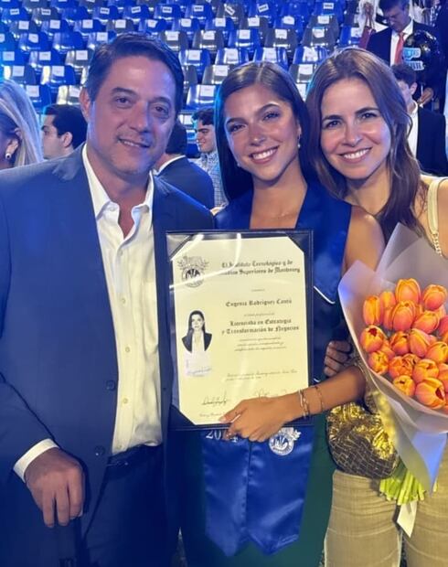 Eugenia Rodríguez celebra su graduación con sus papás Jorge y Luisa / Foto: Instagram