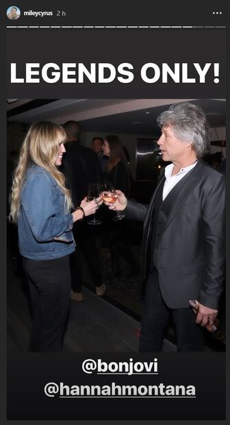 Miley Cyrus, como Hannah Montana, brinda con Bon Jovi con el mejor vino rosado del mundo