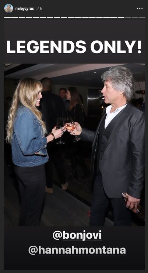 Miley Cyrus, como Hannah Montana, brinda con Bon Jovi con el mejor vino rosado del mundo