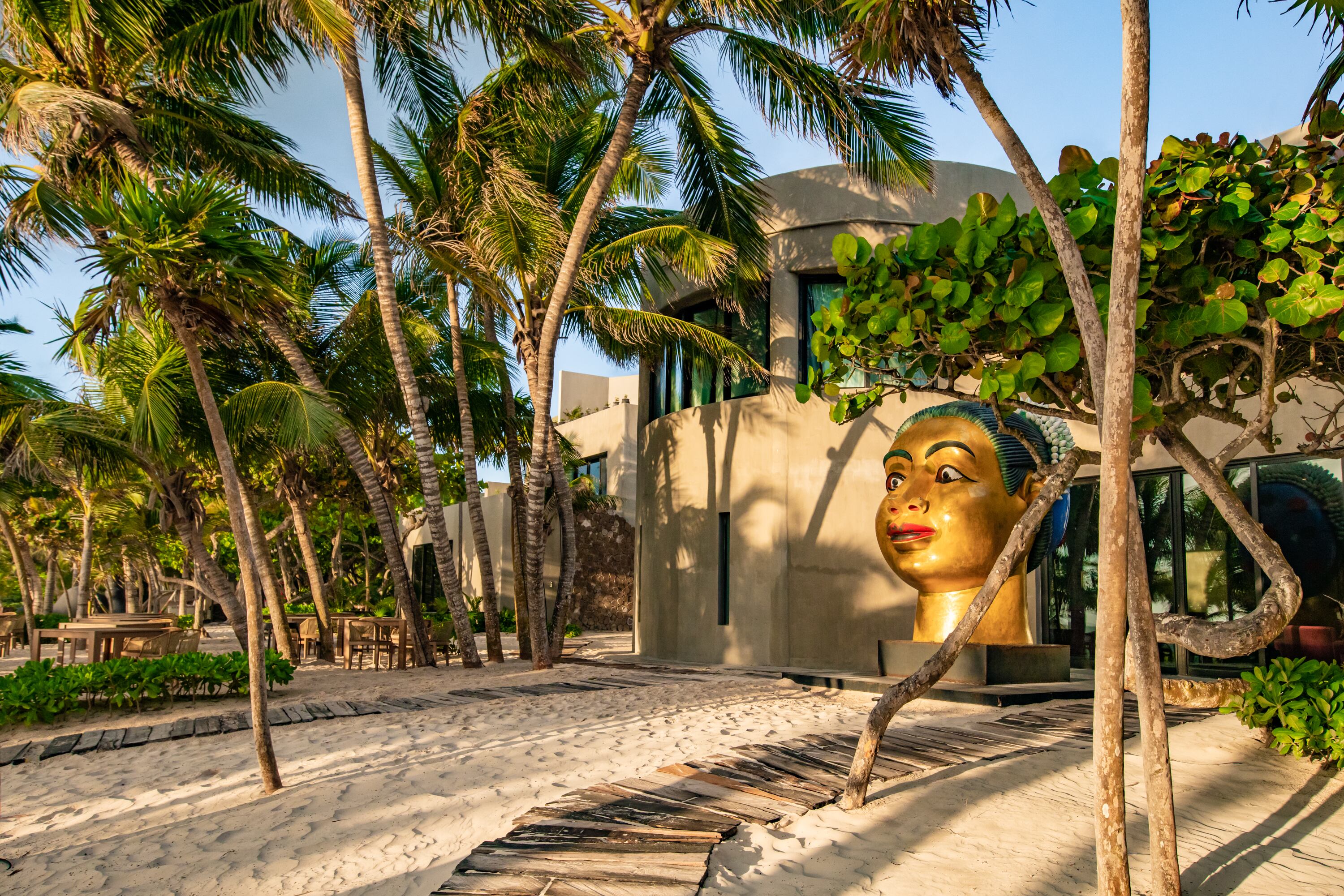 Casa Malca está repleta de obras de arte de Sunil Gawde, Keith Haring, KAWS, Navin Rawanchaikul, Kenny Scharf y más. Foto: Cortesía
