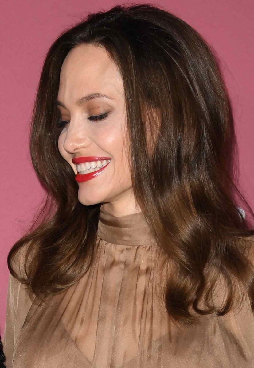Angelina Jolie y su hija Zahara cautivan en "Power of Women" con dos estilos únicos