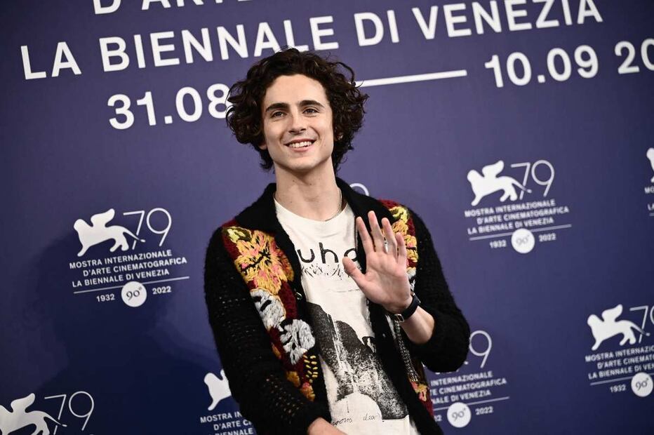 Timothée Chalamet y sus looks más hot del Festival de Venecia: un suéter de flores y un escote halter