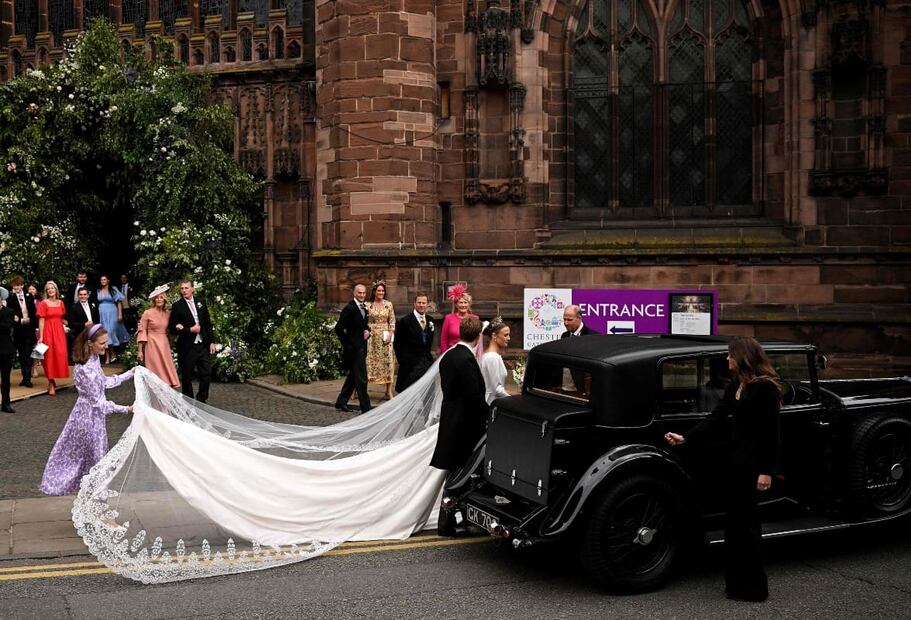 Hugh Grosvenor, duque de Westminster, y Olivia Henson al terminar su boda en la catedral de Chester / AFP