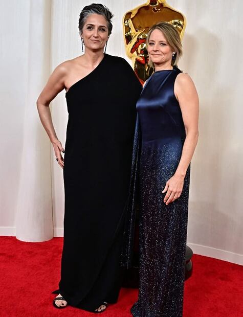 Jodie Foster y Alexandra Hedison en los premios Oscar 2024 / AFP