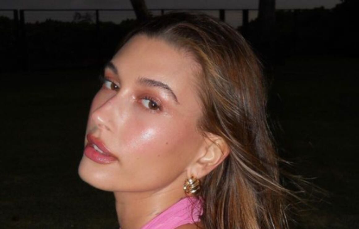 Hailey Bieber, lista para el verano, posa con atrevida camiseta mojada