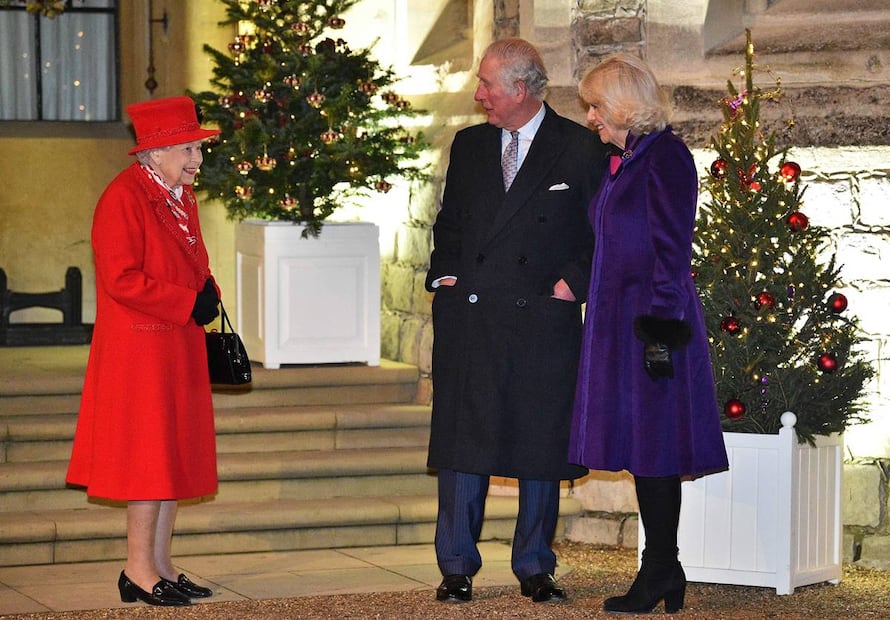 Kate y William regresan del tour real y la reina Isabel II los recibe con una gran sonrisa