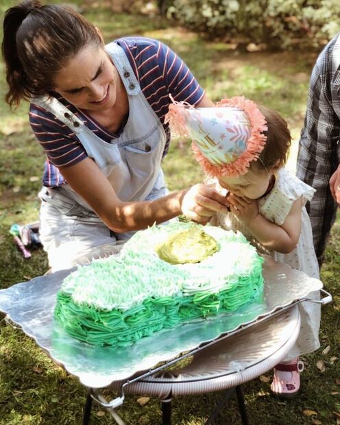 Foto: Con un pastel en forma de aguacate Karla Souza celebró el primer cumpleaños de su hija