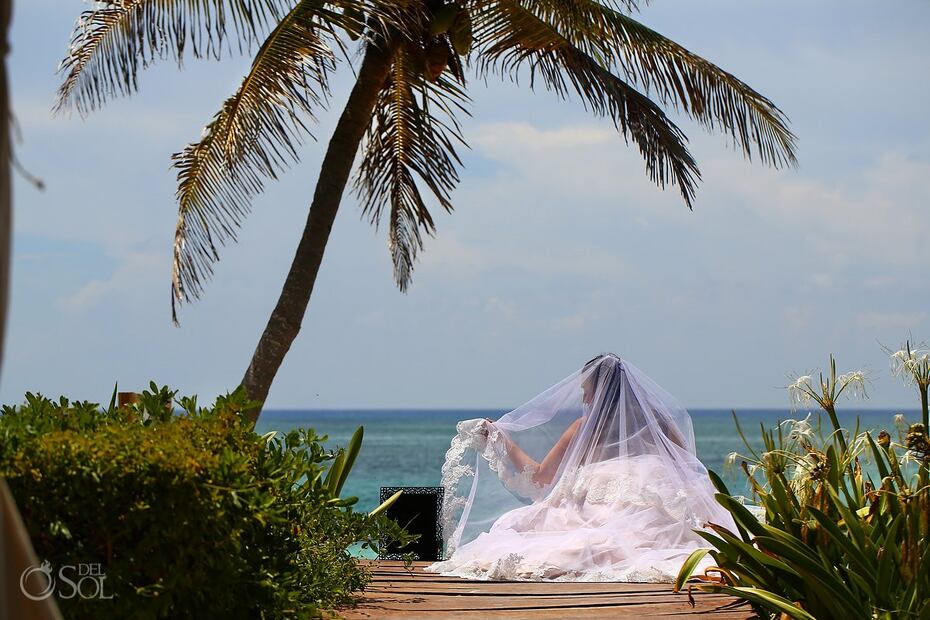 La historia de la novia que saltó al mar para homenajear a su esposo muerto