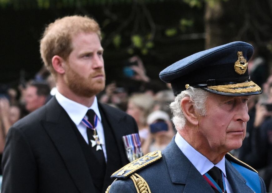 El rey Carlos amenaza al príncipe Harry y Meghan Markle 