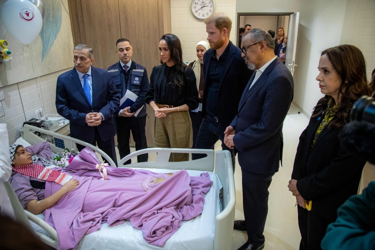 Meghan Markle y Príncipe Harry en Hospital de Especialidades / Foto: AFP