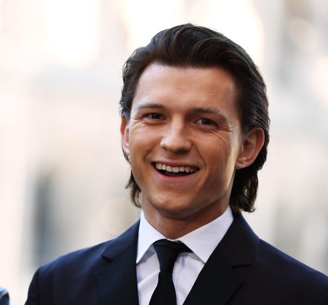 Tom Holland, todo sobre la evolución de sus looks: de botas y jeans a Prada