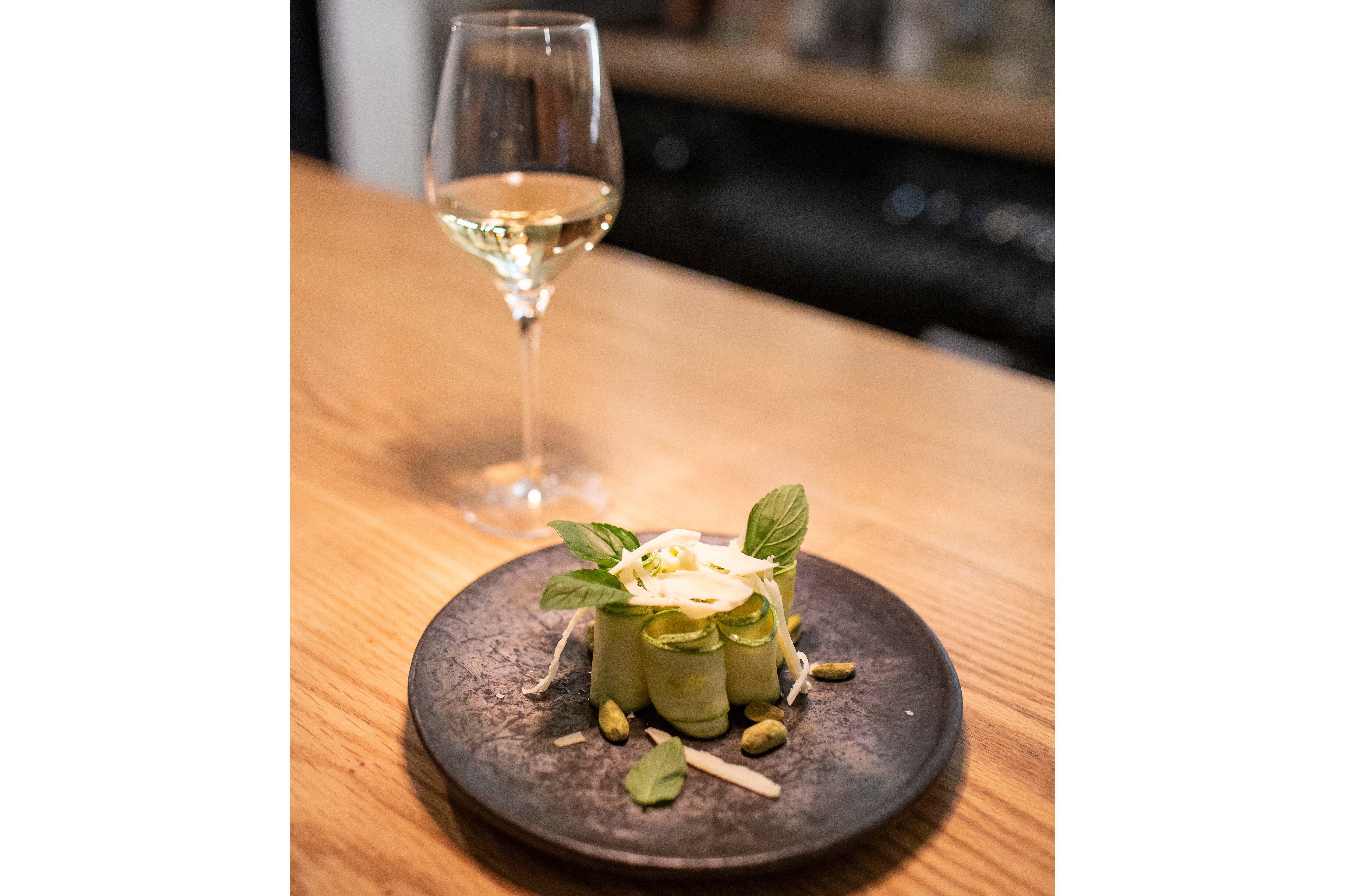 Vino blanco Malvajiza 365 y Ensalada de calabacitas. Calabacitas aliñadas con limón amarillo, aceite de oliva extra virgen, queso grana padano, pistache, matcha y menta. (Foto: Esteban Torreblanca)