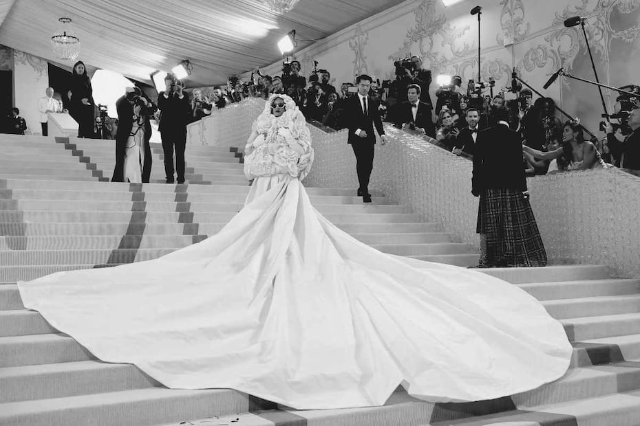 Rihanna llega tarde a la Met Gala 2023 vestida como una rarísima novia