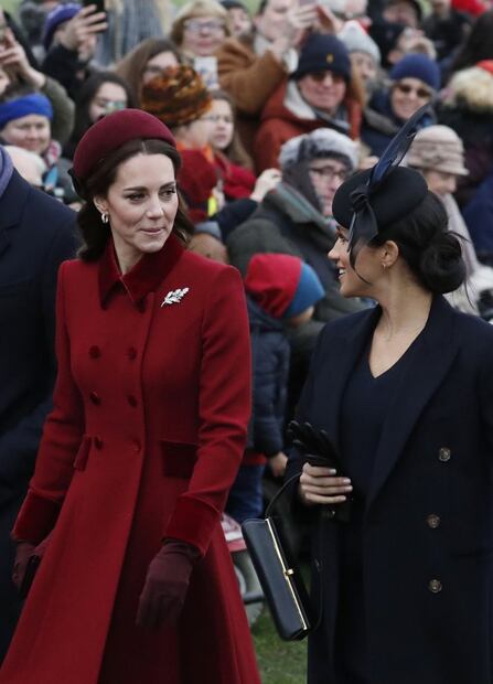 La rivalidad entre los fanáticos de Kate Middleton y Meghan Markle pone a trabajar al Palacio de Kensington