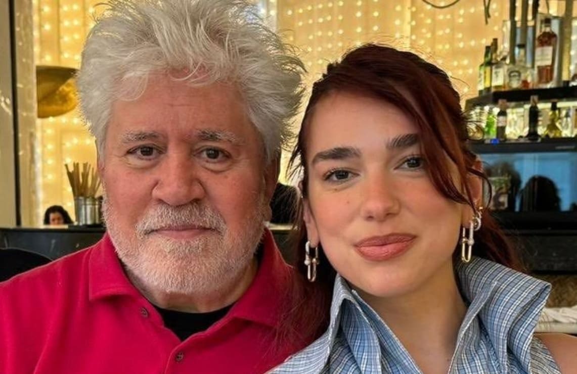 Dua Lipa y Pedro Almodóvar / X: @agustinalmo