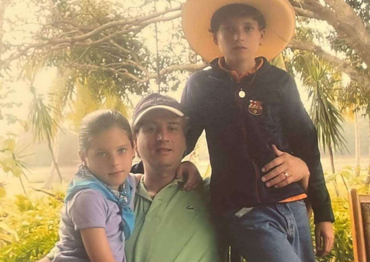 Fátima Bosch junto a su papá y su hermano / Foto: Instagram @fatimaboschfdz