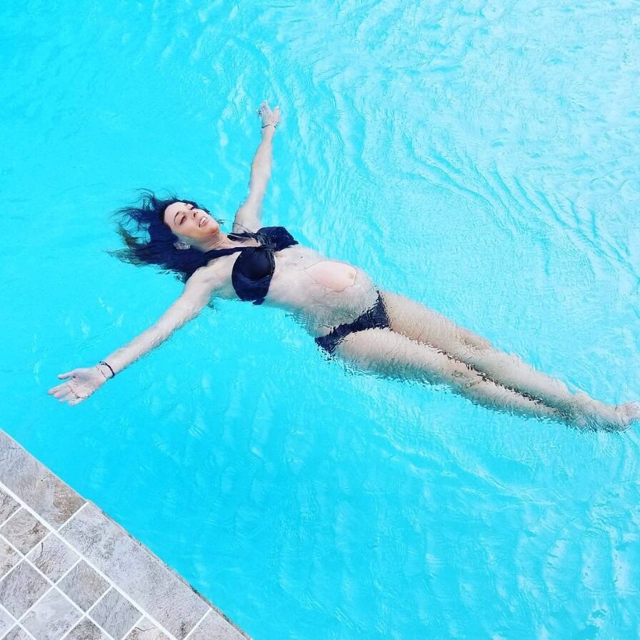 Jacky Bracamontes luce bikini a unos días de dar a luz