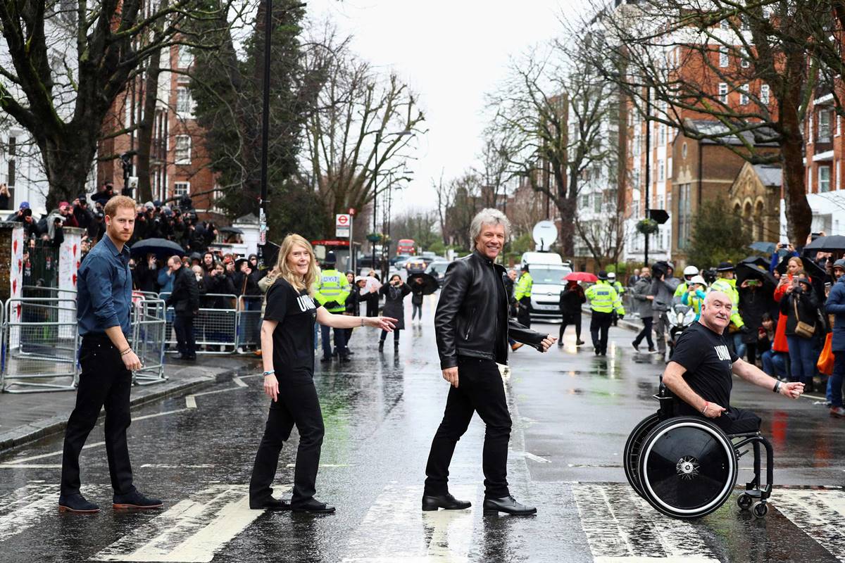 Enrique de Sussex y Bon Jovi cantan juntos en Abbey Road Studios y posan como The Beatles