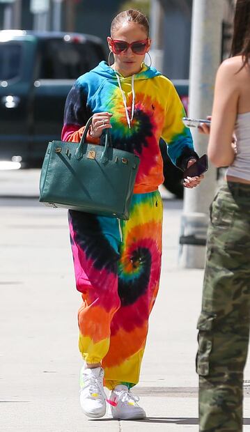 Jennifer Lopez anuncia el regreso del estampado tie dye