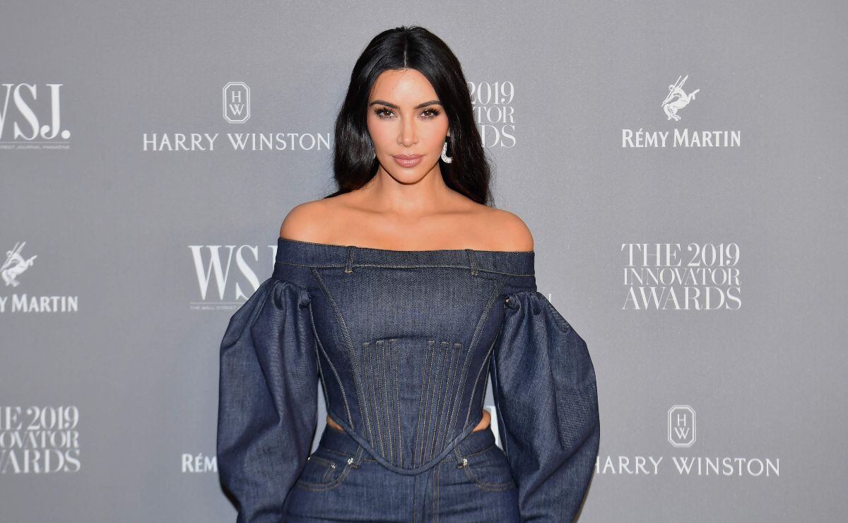 Kim Kardashian posa en topless tras separación de Kanye West