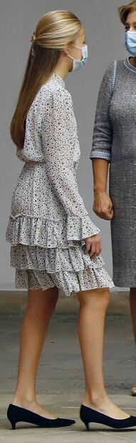 Leonor de Borbón impacta con kitten heels  y vestido con guiño romántico 