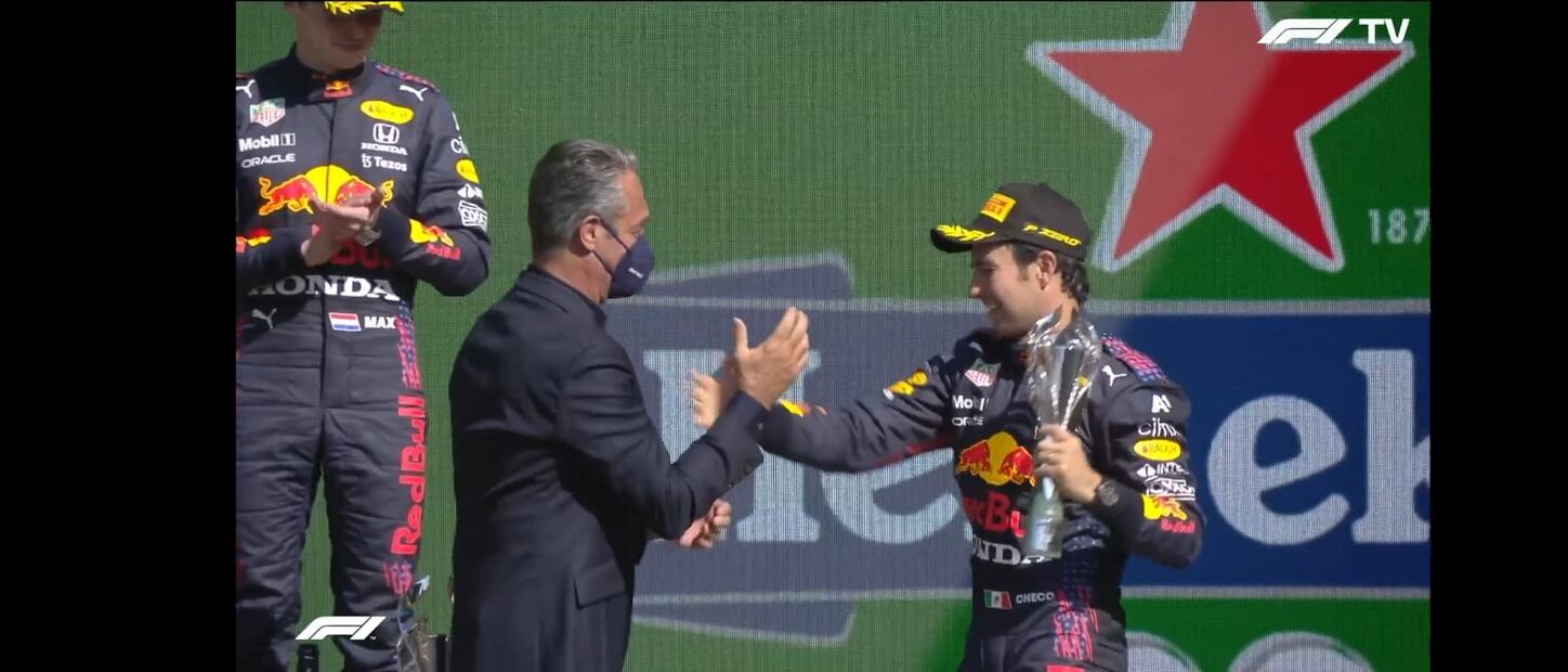 "Checo" Pérez alcanza el tercer lugar del Gran Premio de México; Carlos Slim Domit le entrega el trofeo 