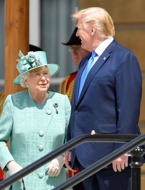 El significado oculto que guardan los broches de la reina Isabel