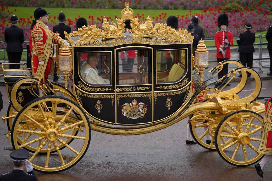Las primeras fotos del rey Carlos III y Camila rumbo a su coronación