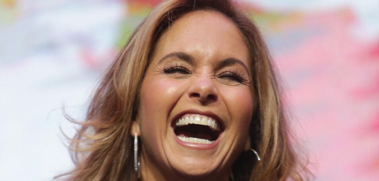Video: Lucero en pijama, sin maquillaje y con escoba en mano ¡cantando! 