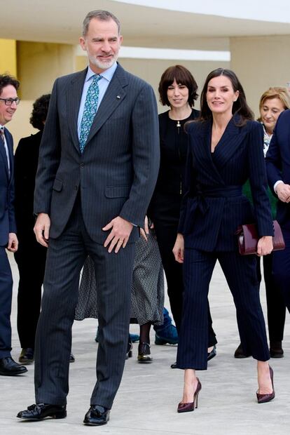 Letizia de España reinventa el look de mujer de negocios con 'cintura de avispa' y elegantes zapatillas
