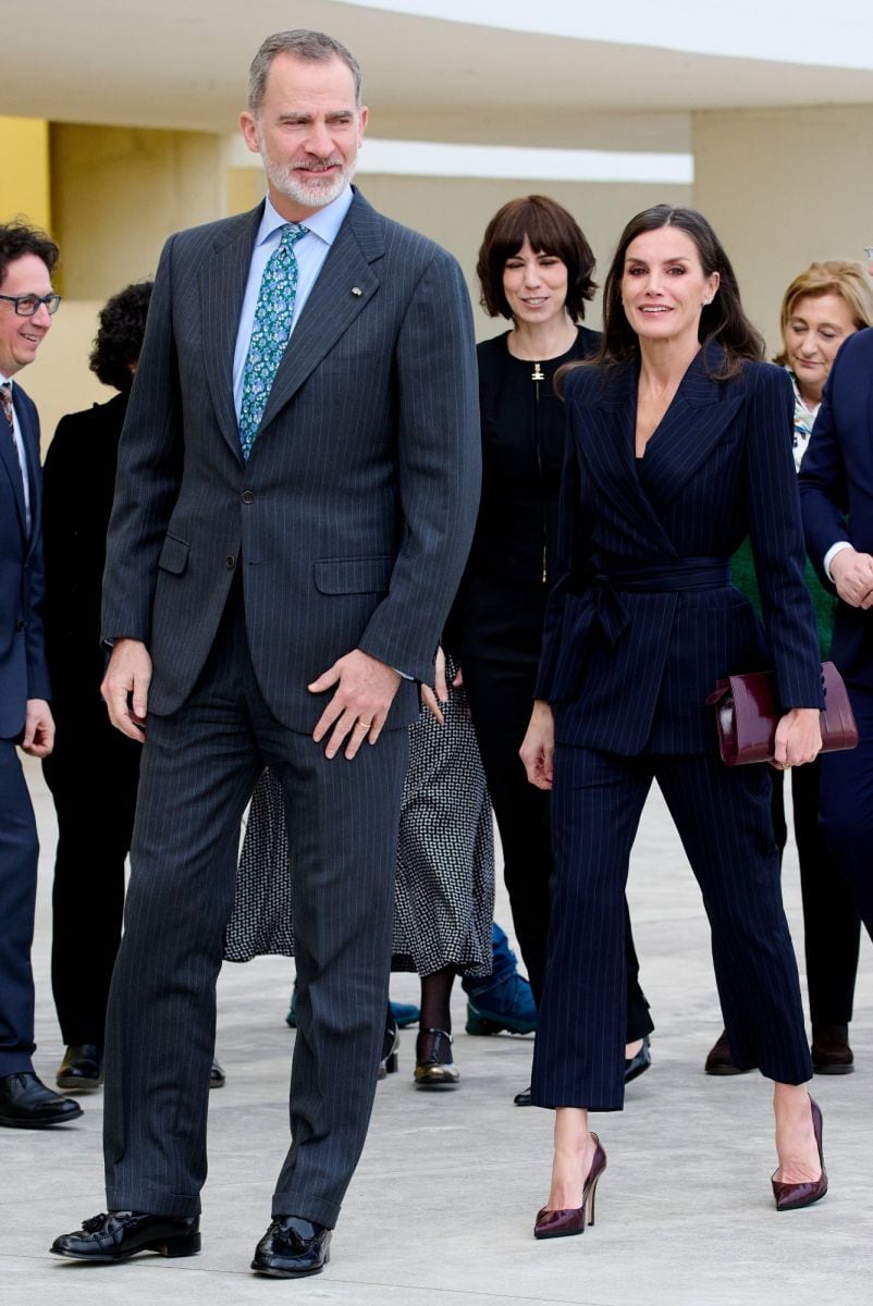 Letizia de España reinventa el look de mujer de negocios con 'cintura de avispa' y elegantes zapatillas