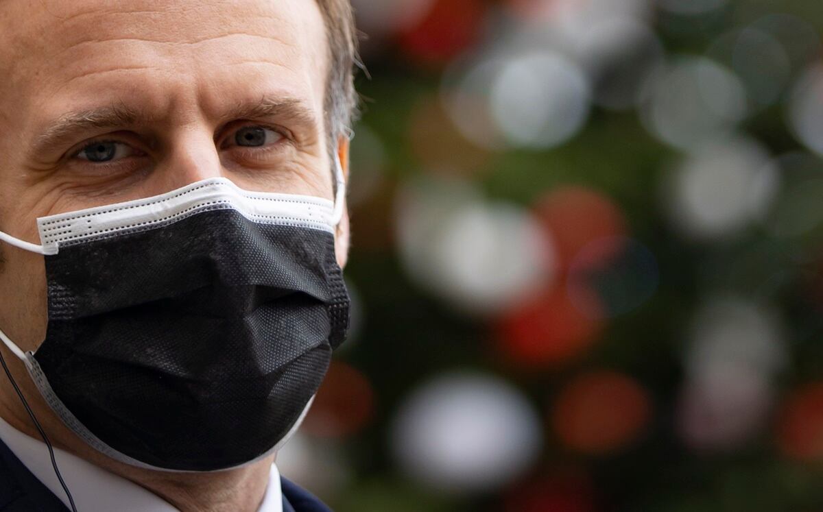Emmanuel Macron sufre dolor y fiebre: saludó de mano 