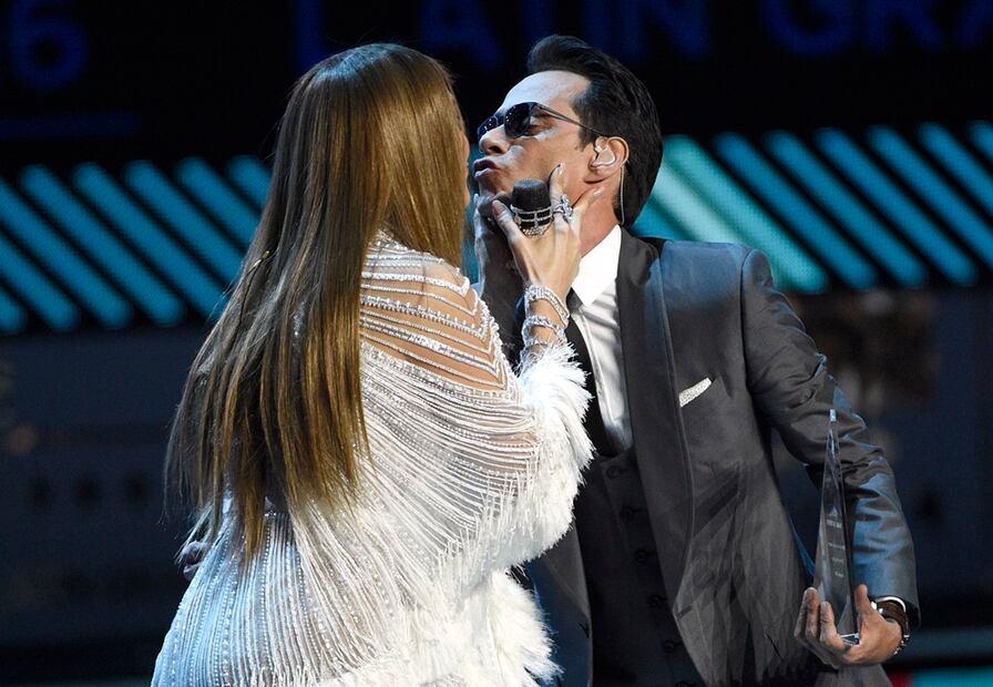 El discurso y el polémico beso entre JLo y Marc Anthony