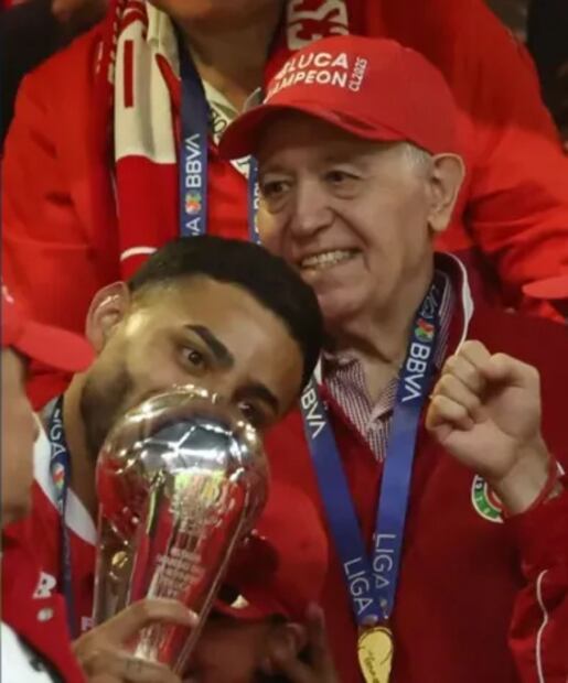 El jugador Alexis Vega y el empresario Valentín Diez Morodo celebran el triunfo de Toluca / Foto: X