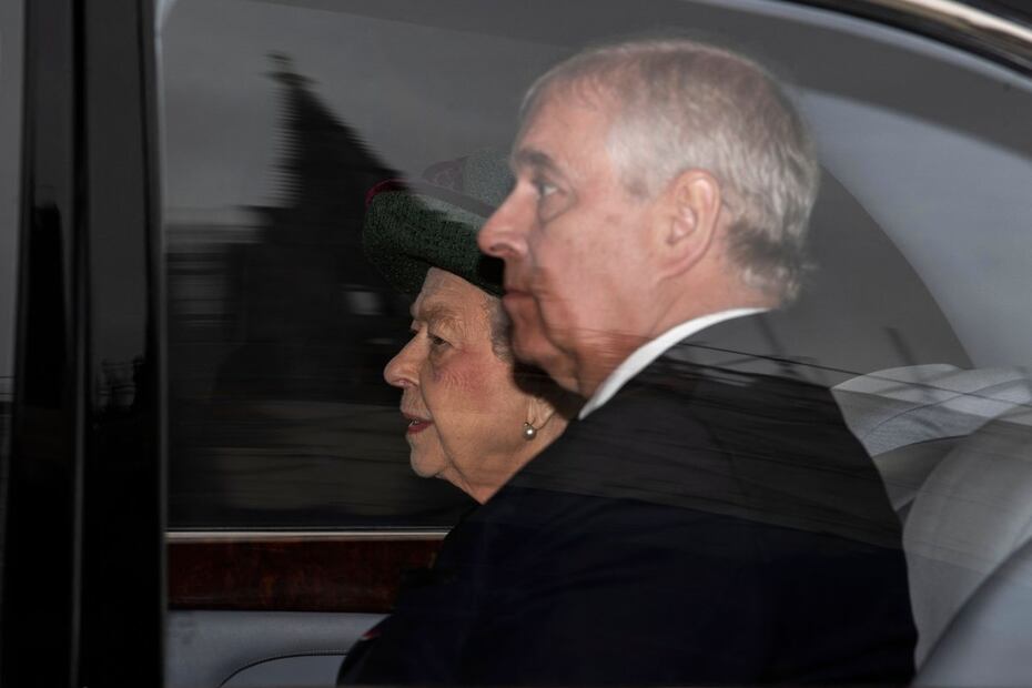 La reina Isabel II es captada con lágrimas en la misa en memoria del príncipe Felipe