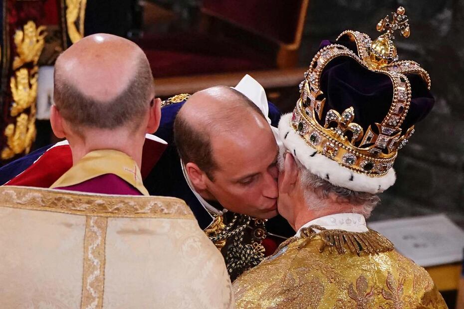 El tierno momento en que el príncipe William besa la mejilla de su padre, el rey Carlos III, en la coronación