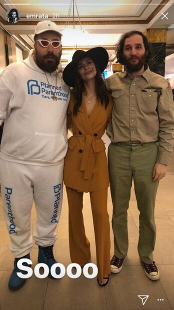 De amarillo y con sombrero: así se casó hoy Emily Ratajkowski