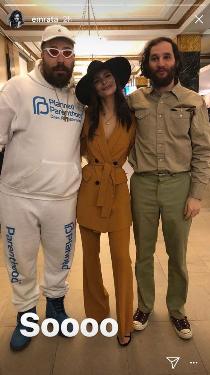 De amarillo y con sombrero: así se casó hoy Emily Ratajkowski