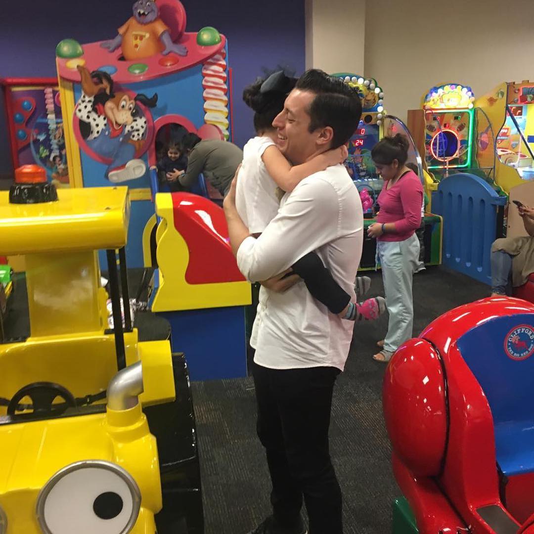 Hijo de Luis Donaldo Colosio se pone romántico y dedica tierno mensaje a su esposa