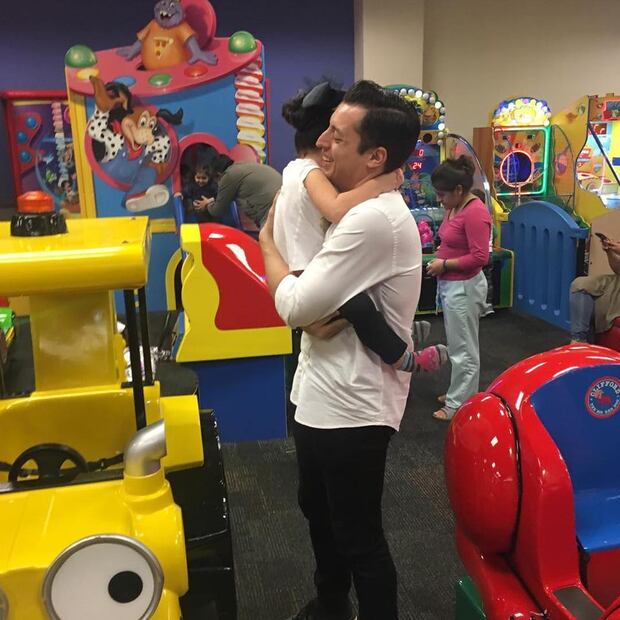 Hijo de Luis Donaldo Colosio se pone romántico y dedica tierno mensaje a su esposa