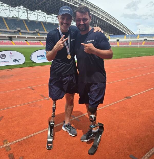 Juan Pablo Medina y el medallista Heinrich Popow / Foto: Instagram