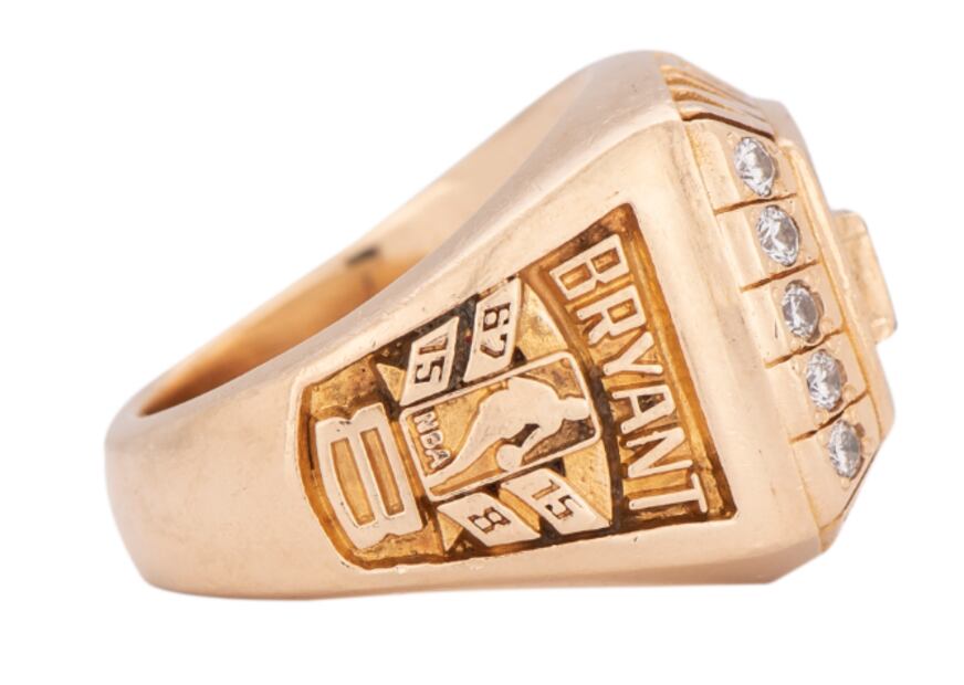 Subastan anillo de campeonato de Kobe Bryant por 206 mil dólares