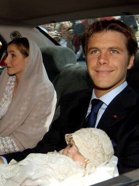 (Manuel Filiberto de Saboya, nieto del último rey de Italia, su pequeña hija Vittoria y su esposa Clotilde Courau en el bautismo de la bebé en la Basílica de San Francisco. 30 de mayo de 2004 en Asís, Italia / Getty Images)