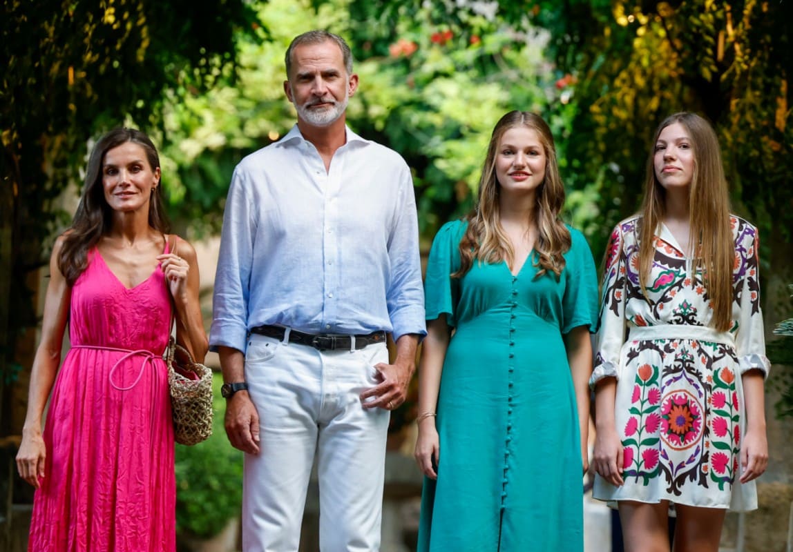 La reina Letizia, el rey Felipe VI, la princesa Leonor y la infanta Sofía disfrutan de sus vacaciones en el Palacio de Marivent ubicado en Palma de Mallorca / EFE