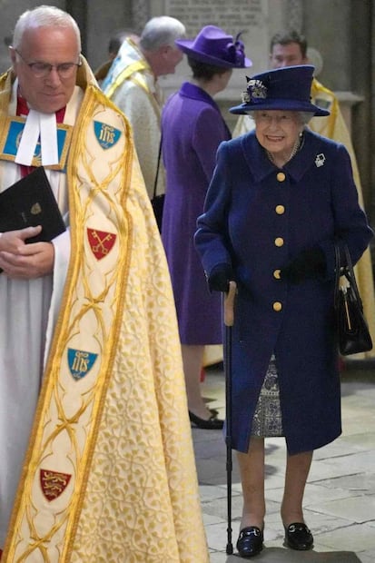 Reina Isabel II aparece por primera vez con un bastón en público