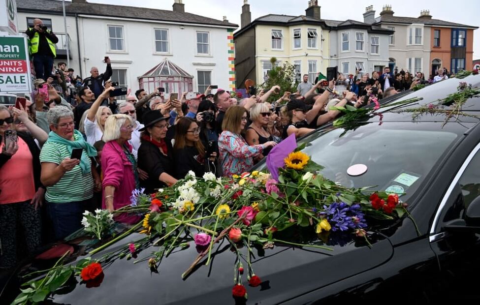Sinead O'Connor, despedida entre flores, en la ciudad de Bray, Irlanda / EFE